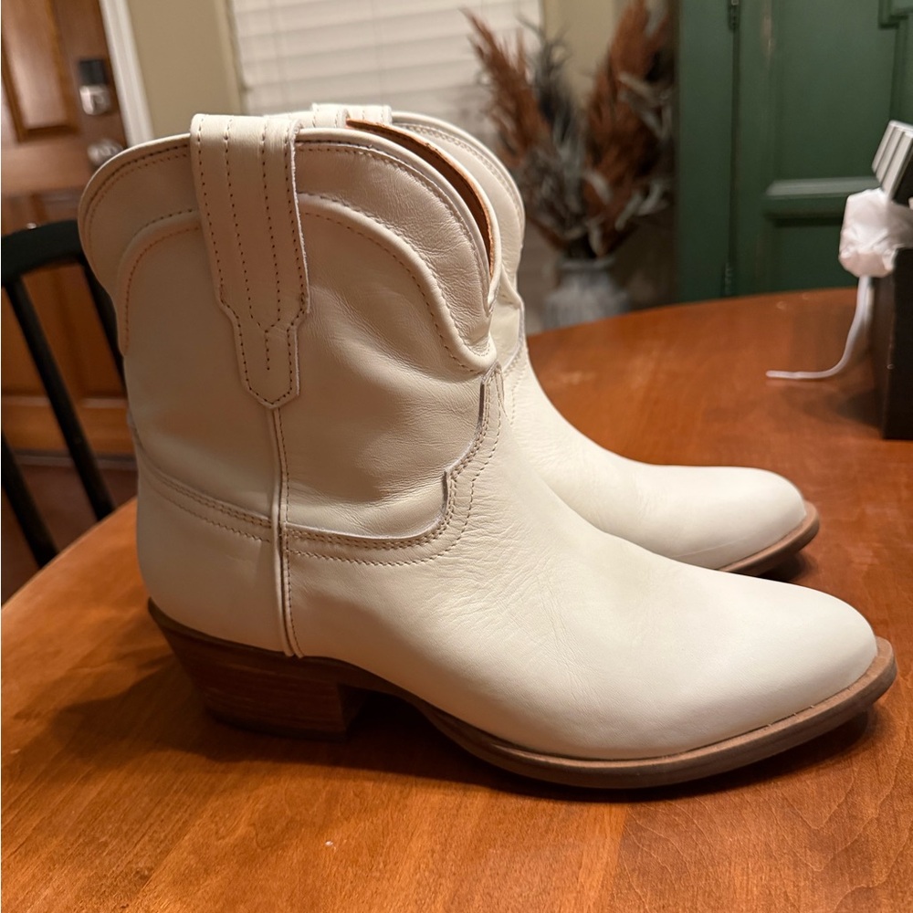 NWOT- Women's Cream Dingo Boots